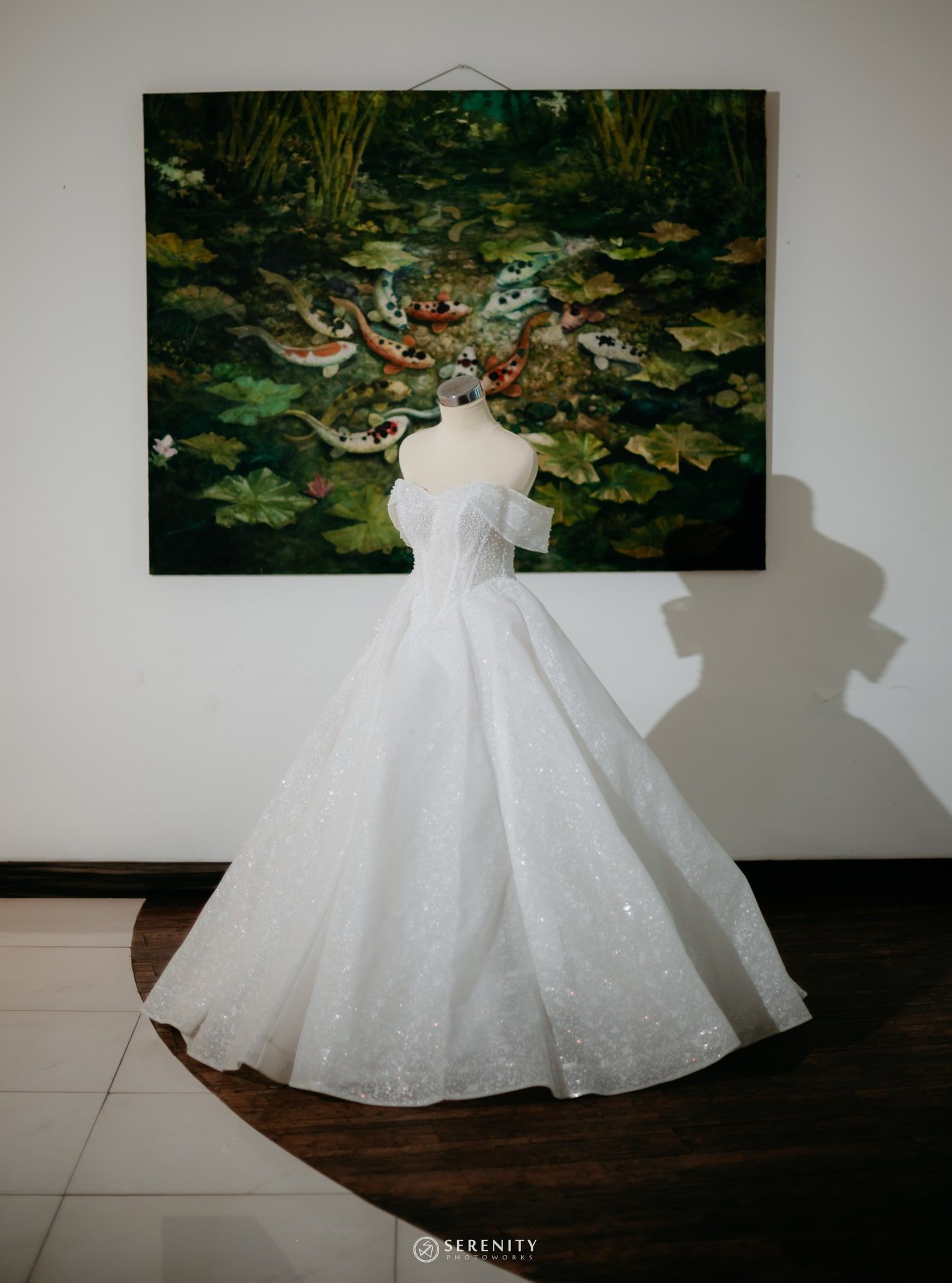 Gaun pengantin ball gown off-shoulder berkilau pada manekin
