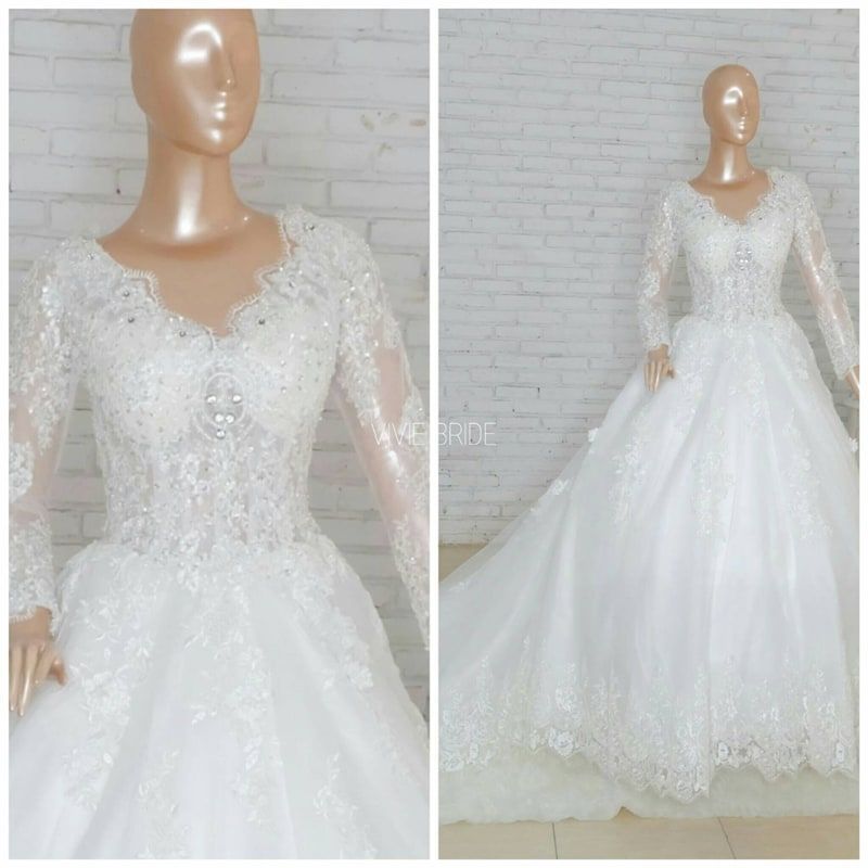 Gaun pengantin renda lengan panjang dengan ekor, tampak detail dan utuh