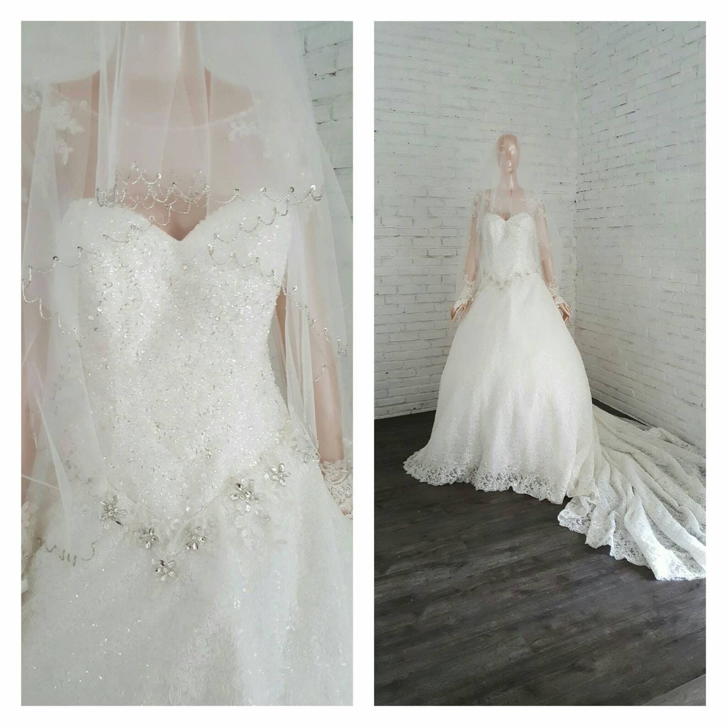 Gaun pengantin sweetheart dengan ekor panjang pada manekin