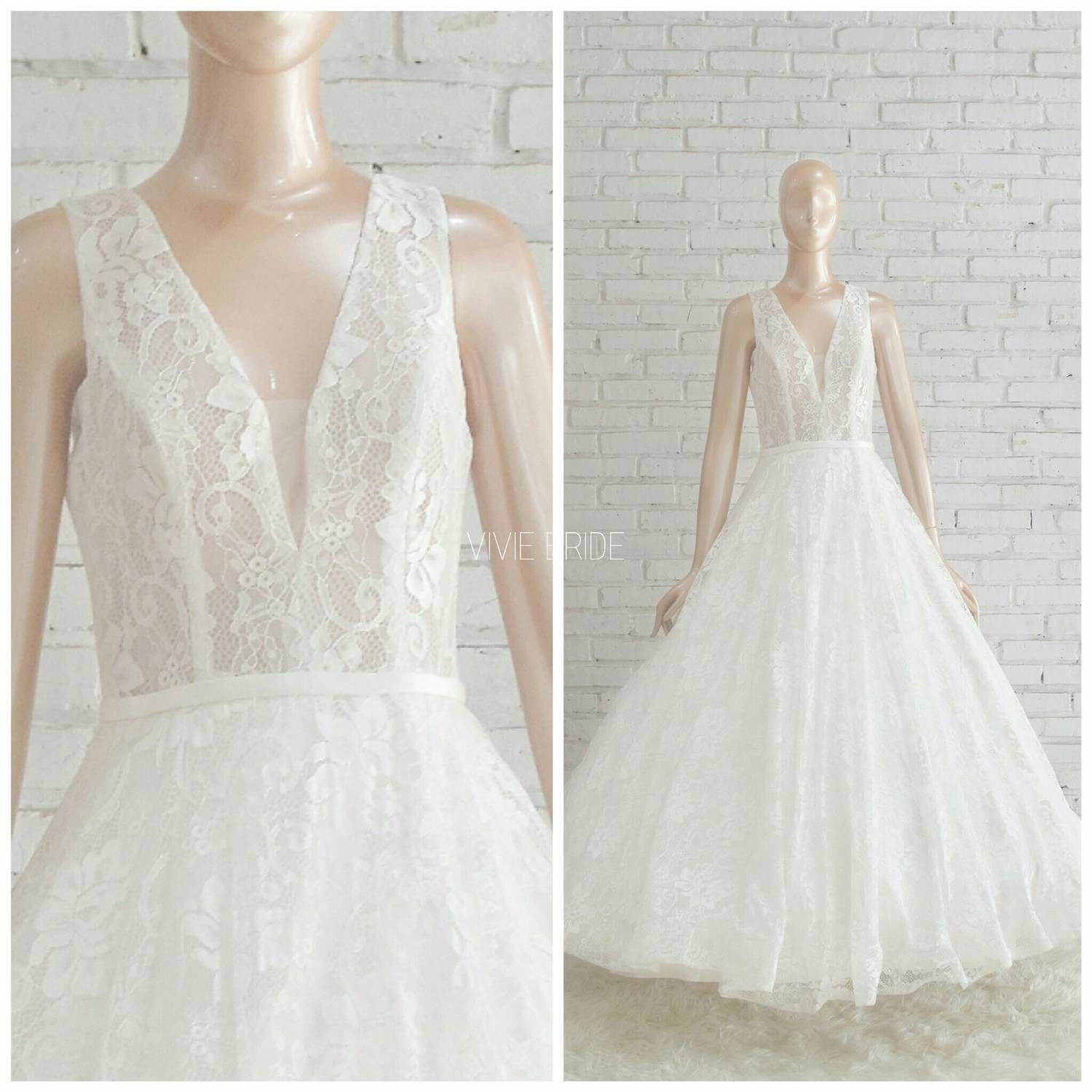 Gaun pengantin V-neck renda pada manekin