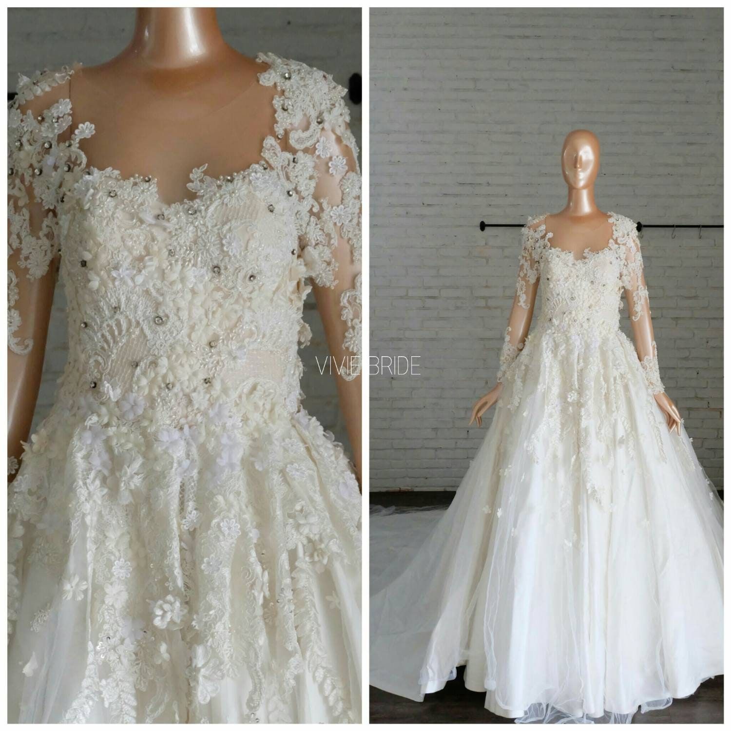 Gaun pengantin lengan pendek dengan renda tiga dimensi pada manekin