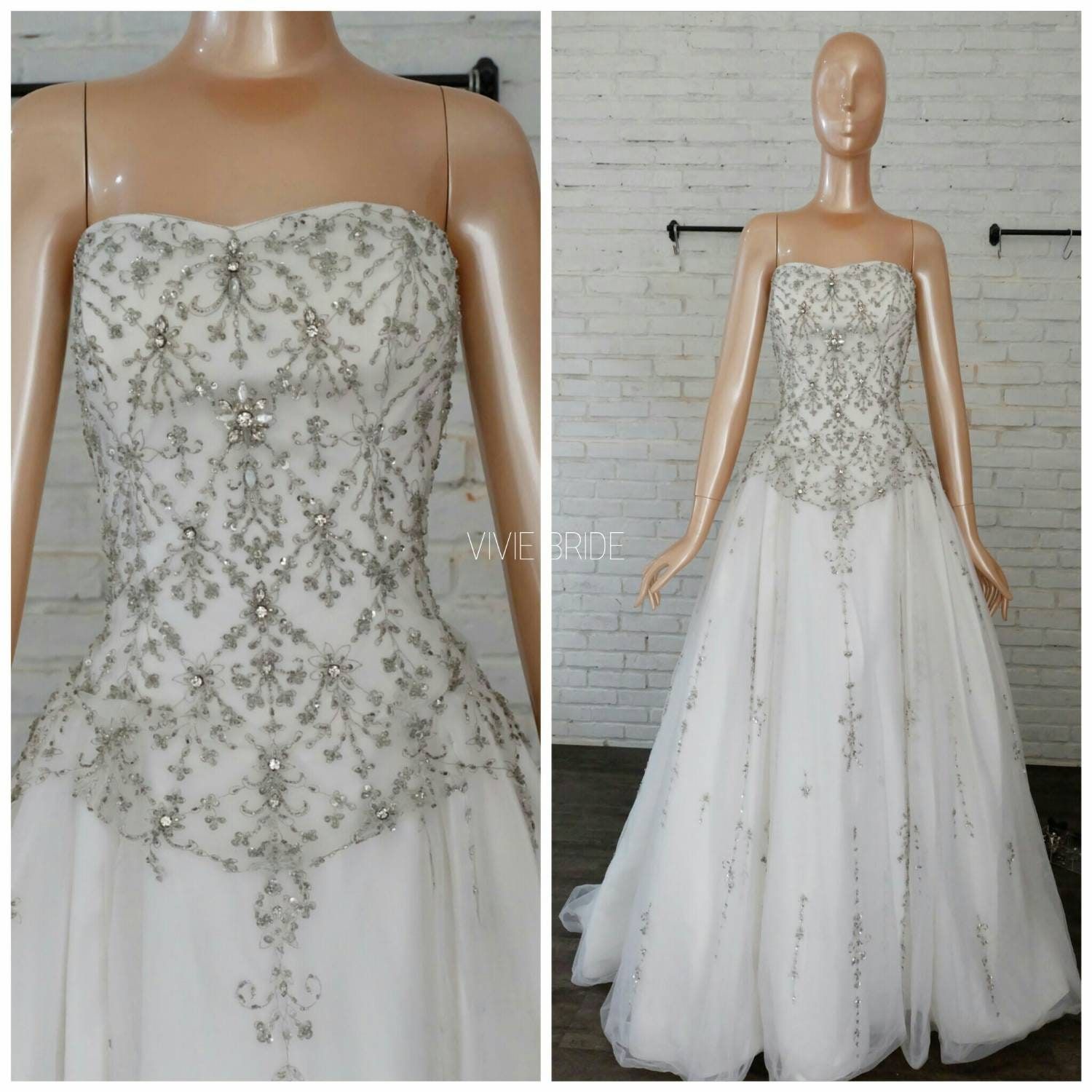Gaun pengantin strapless berpayet kristal pada manekin