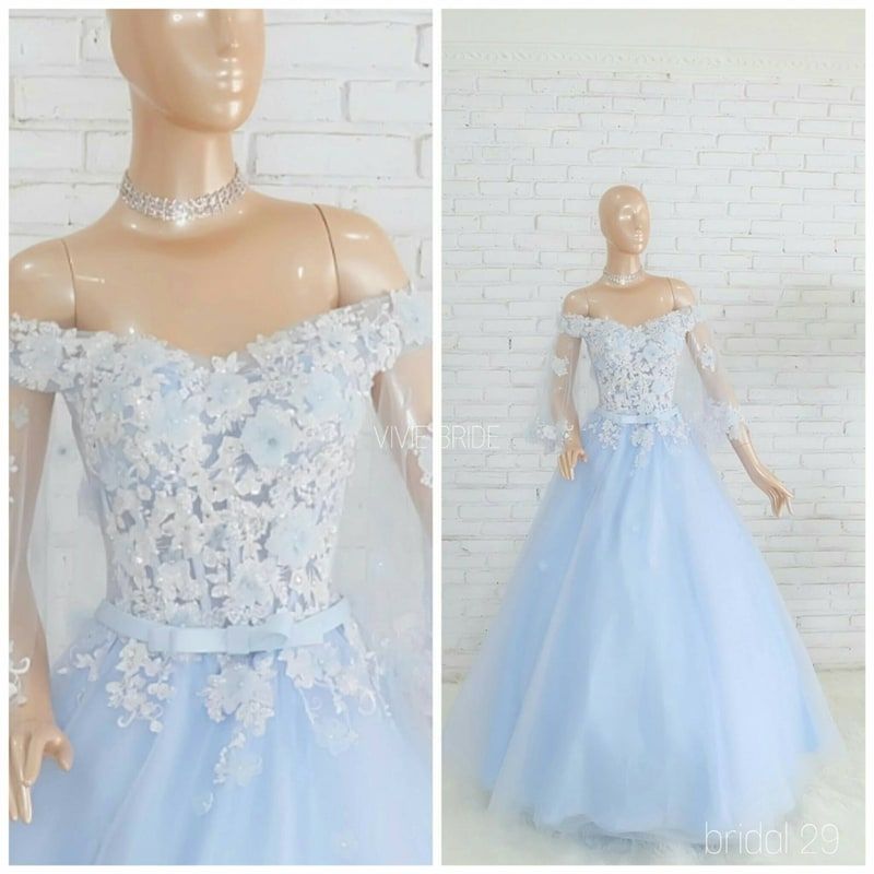 Gaun ball gown biru muda off-shoulder pada manekin