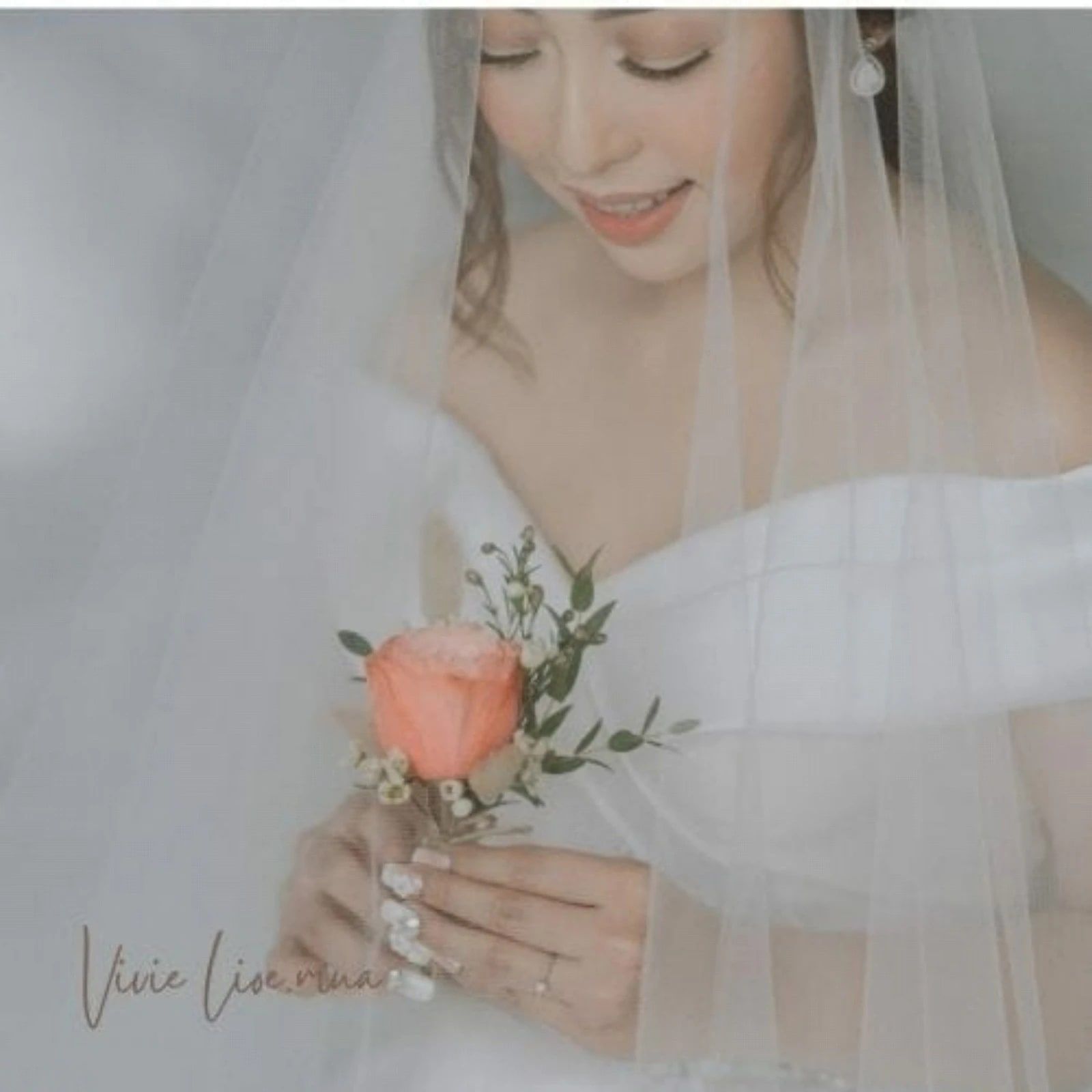 Close-up riasan pengantin dengan veil tipis