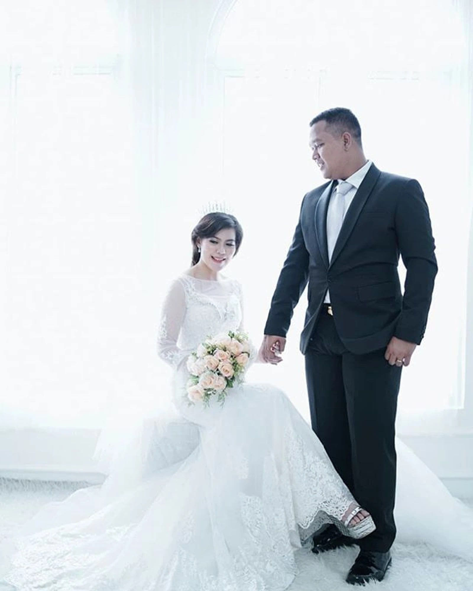 Pasangan prewedding di studio, gaun putih dan jas hitam