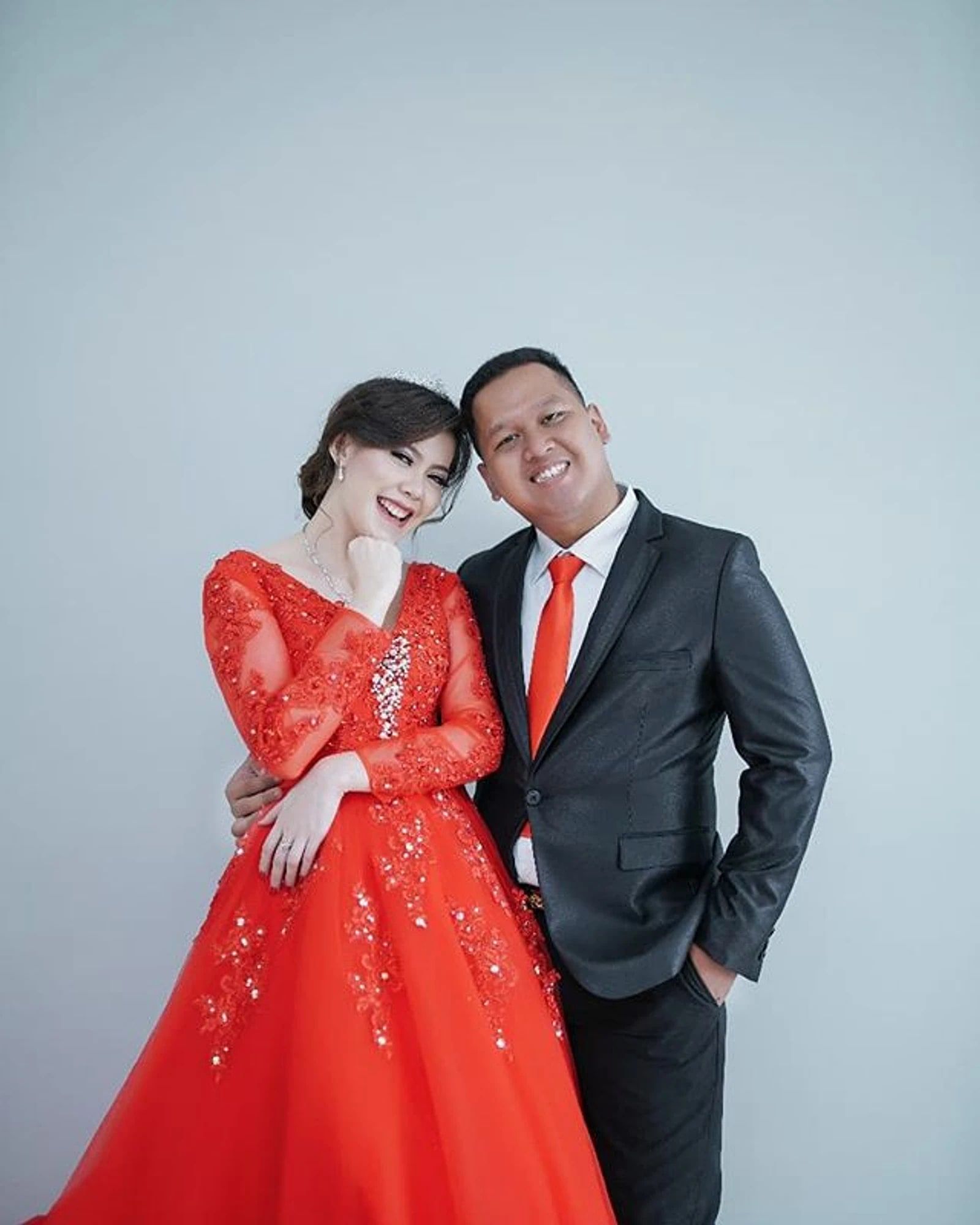 Pasangan prewedding, gaun merah dan jas dengan dasi merah