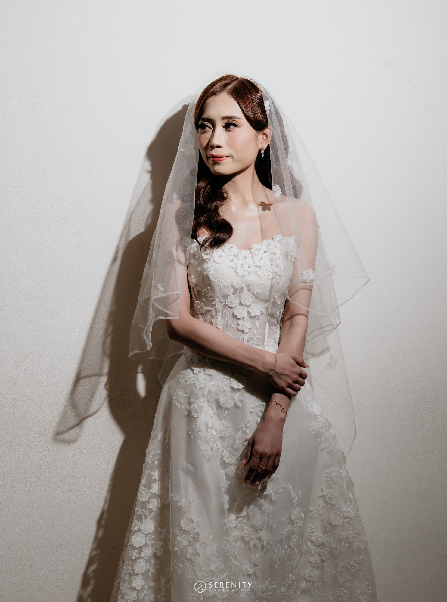 Pengantin wanita menoleh ke samping dengan veil pendek berhias bunga