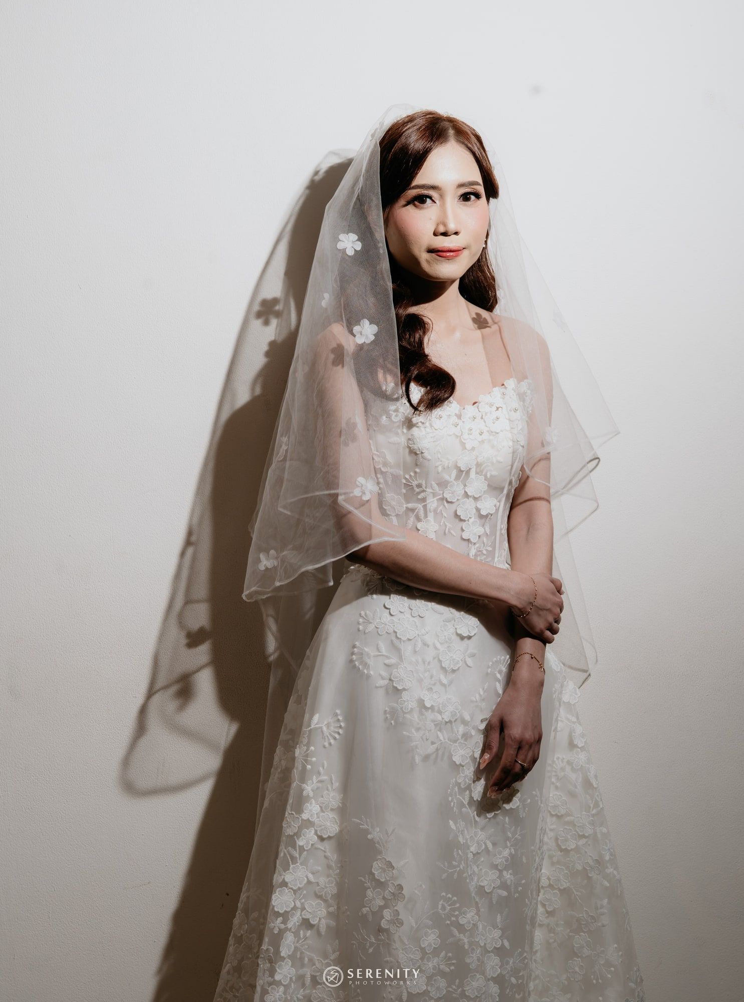 Potret pengantin wanita dengan riasan natural dan veil berhias bunga
